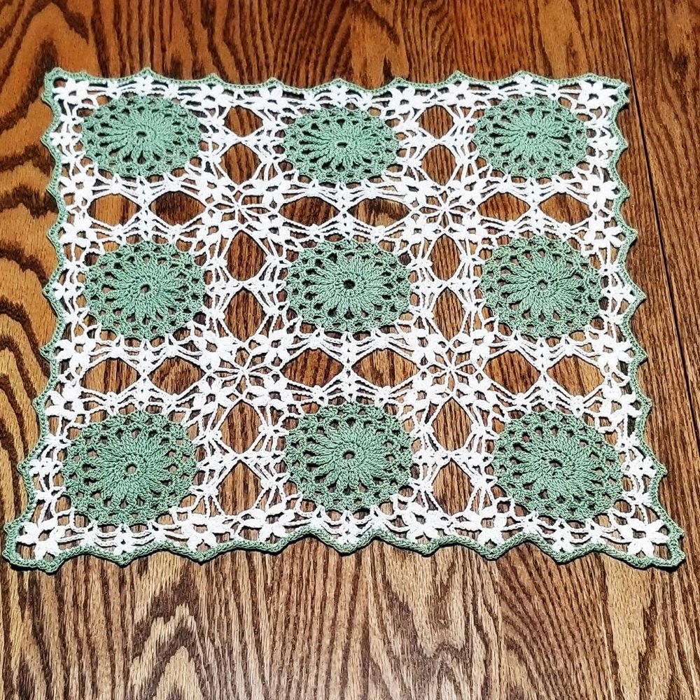 Vintage Style New Hand Crafted Square Flower 15" Frosty Green & White Doily